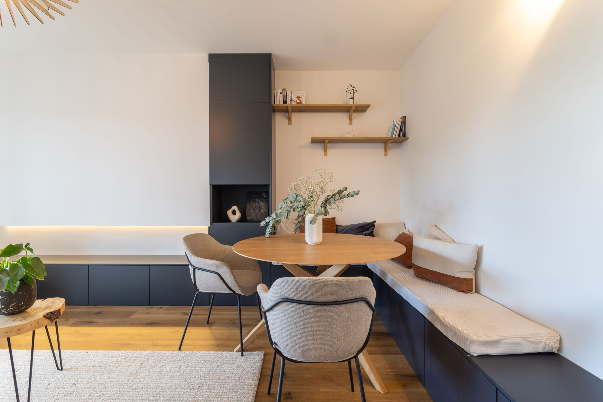 Un meuble banquette pour optimiser l'espace dans un petit appartement